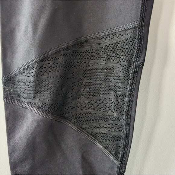 NWOT Victoria's Secret Sport Knockout Leggings with Mesh Lace Cutouts - L - Picture 9 of 9